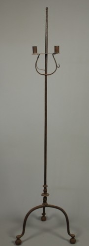 Kaarsenstandaard, staand op drie gebogen poten, met 2 kaarsenhouders